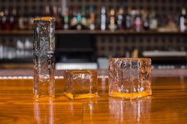 以冰为原材料的创意酒杯设计